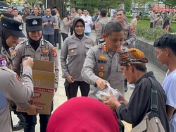 Momen Kapolresta Bogor Bagi-bagi Takjil ke Warga, Hasil Program Celengan Ramadan