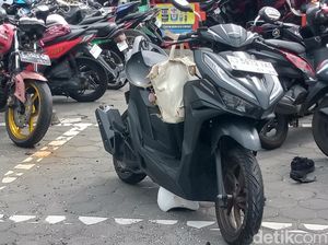 Penampakan Motor-Helm Siswa SMAN 1 Klaten Tewas Terlindas Truk Penampakan Motor-Helm Siswa SMAN 1 Klaten Tewas Terlindas Truk
