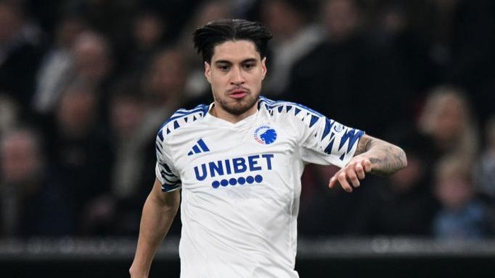 COPENHAGEN, DENMARK - MARCH 06: Kevin Diks controls the ball during the UEFA Conference League 2024/25 Round of 16 First Leg match between F.C. Copenhagen and Chelsea FC at Parken Stadium on March 06, 2025 in Copenhagen, Denmark. (Photo by Patrik Lundin/Getty Images)