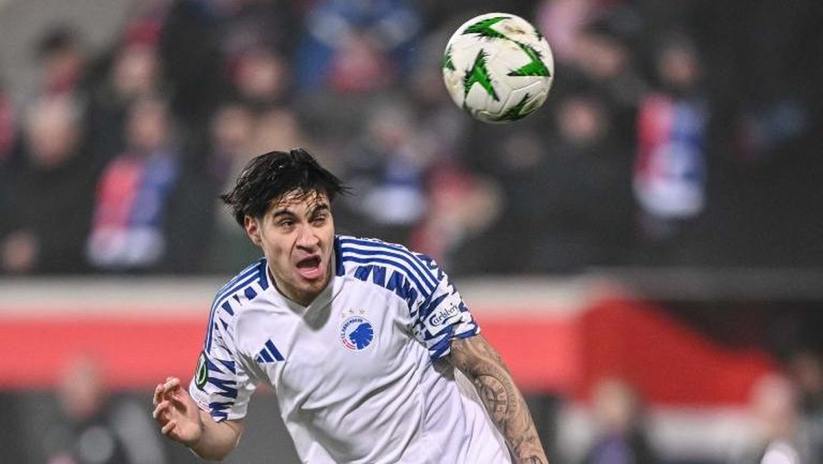 Kevin Diks mengalami cedera saat melawan Chelsea. Foto: Harry Langer/picture alliance via Getty Images)