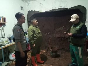 Longsor Terjang Rumah Warga Cimenyan, Dua Orang Terluka Longsor Terjang Rumah Warga Cimenyan, Dua Orang Terluka