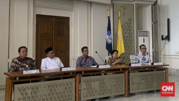 Dari kiri ke kanan, ketua senat akademik UI prof budi wiweko , ketua mwa Yahya cholil staquf, Rektor UI Prof heri hermansyah, Ketua Dewa Guru Besar UI harkristuti harkrisnowo saat Konferensi Pers Universitas Indonesia terkait disertasi doktoral dan gelar doktor Bahlil Lahadalia, Jakarta, Jumat (7/3).