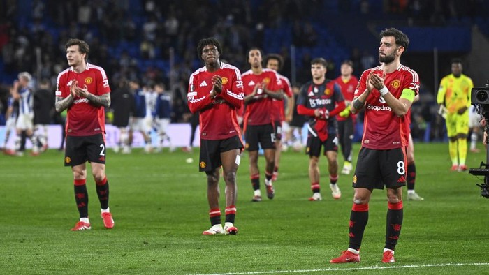 Manchester United players applaud supporters at the end of the Europa League round of 16 first leg soccer match between Real Sociedad and Manchester United at the Reale Arena in San Sebastian, Spain, Thursday, March 6, 2025. (AP Photo/Miguel Oses)