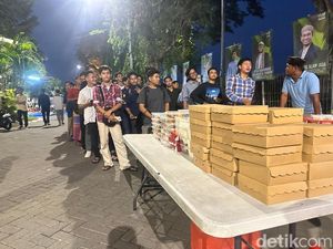 Masjid ini Jadi Jujukan Favorit Buka Puasa Ratusan Mahasiswa Surabaya Timur Masjid ini Jadi Jujukan Favorit Buka Puasa Ratusan Mahasiswa Surabaya Timur