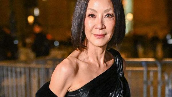 Penampilan Baru Michelle Yeoh yang Bikin Pangling, Alis Di-bleaching
