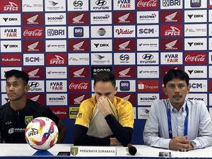 Momen Paul Munster Tutup Hidung Saat Prescon Jelang PSM Vs Persebaya Momen Paul Munster Tutup Hidung Saat Prescon Jelang PSM Vs Persebaya