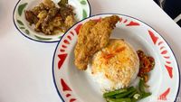 Mantap! Nasi Kulit Pakai 15 Pilihan Lauk di Resto Ivan Gunawan