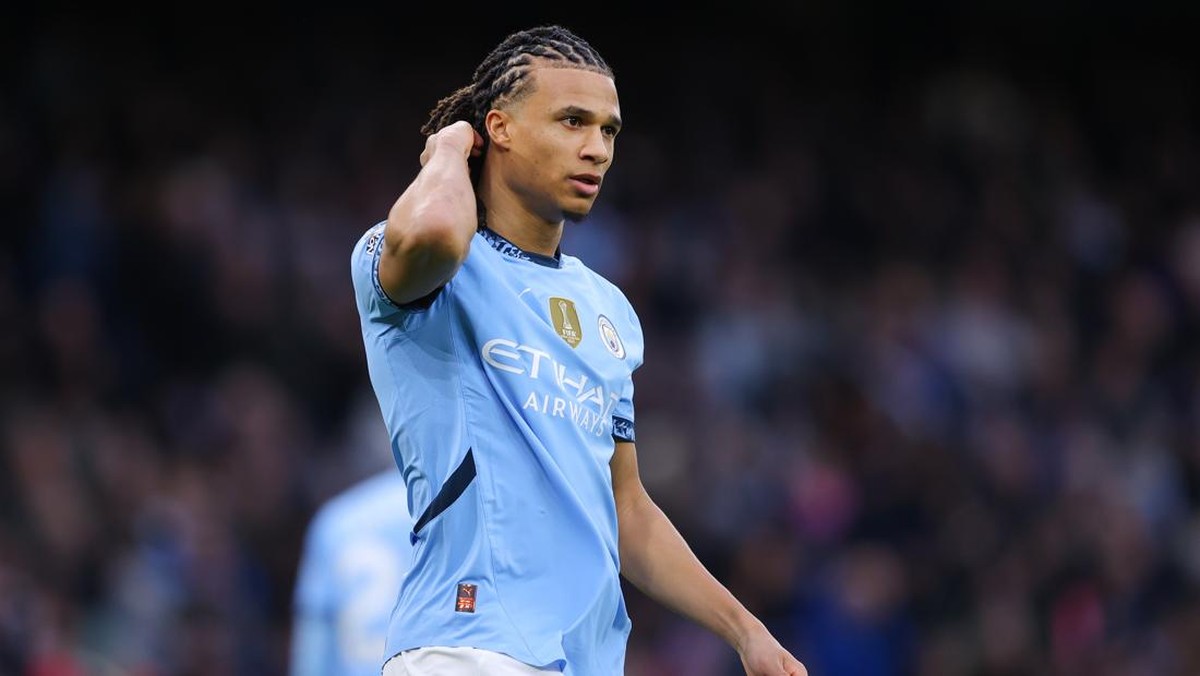 Nathan Ake meninggalkan Manchester City untuk bergabung ke Fenerbahce. (Foto: Getty Images/James Gill - Danehouse)
