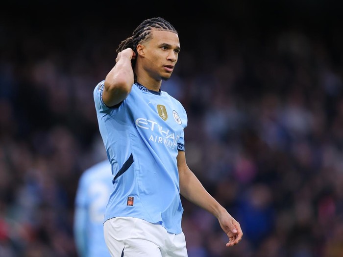 MANCHESTER, ENGLAND - FEBRUARY 23: Nathan Ake of Manchester City during the Premier League match between Manchester City FC and Liverpool FC at Etihad Stadium on February 23, 2025 in Manchester, England. (Photo by James Gill - Danehouse/Getty Images)