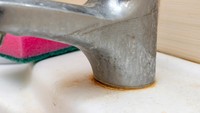 Catat! 2 Bahan Dapur Ini Ampuh Angkat Kerak di Kamar Mandi