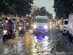 Luapan Air dan Pohon Tumbang Melanda Kota Bandung