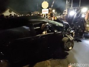 Detik-detik Mobil Dihantam Kereta di Ciamis, Penumpang Selamat