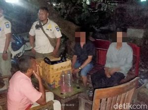 Polisi Gerebek Rumah Warga yang Jual Tuak Saat Ramadan di Lombok Tengah Polisi Gerebek Rumah Warga yang Jual Tuak Saat Ramadan di Lombok Tengah