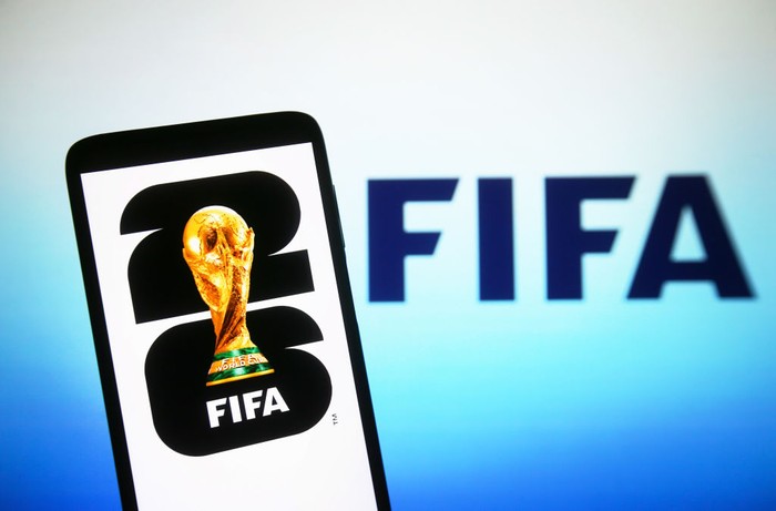piala dunia 2026 piala dunia fifa UKRAINE - 2024/02/21: In this photo illustration, 2026 FIFA World Cup (FIFA World Cup 26) logo is seen on a smartphone screen. (Photo Illustration by Pavlo Gonchar/SOPA Images/LightRocket via Getty Images)