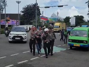 Pemotor Bawa Obat Terlarang di Bogor Melawan Saat Diciduk Lalu Tabrak Polisi