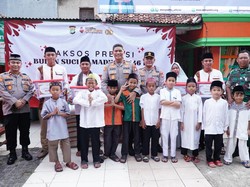 Polda Metro Gelar Baksos, Bagikan Bantuan-Santunan Ramadan ke Masyarakat