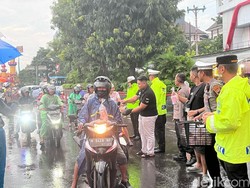 Dicegat Polisi Saat Hujan di Semarang, Dikira Ditilang Ternyata Diberi Bingkisan