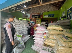 Polisi Patroli Toko Pupuk di Pasuruan, Pastikan Stok Aman-Cegah Penyimpangan