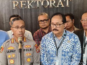 Polisi Autopsi Jenazah Mahasiswa UKI Korban Pengeroyokan di Kampus Polisi Autopsi Jenazah Mahasiswa UKI Korban Pengeroyokan di Kampus