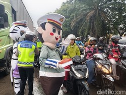Polres Demak Bagi-bagi Takjil ke Pengguna Jalan