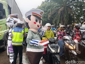 Polres Demak Bagi-bagi Takjil ke Pengguna Jalan Polres Demak Bagi-bagi Takjil ke Pengguna Jalan