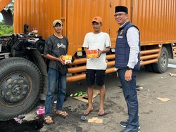 Polres Bagikan 100 Paket Takjil untuk Warga Banyuasin Tiap Sore Hari
