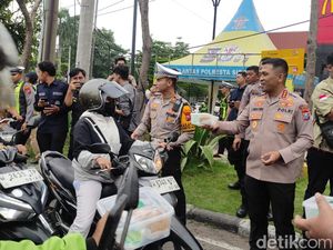 Polresta Sidoarjo Bagi Takjil Sekaligus Edukasi Tertib Lalin