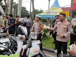 Polresta Sidoarjo Bagi Takjil Sekaligus Edukasi Tertib Lalin