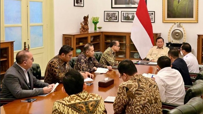 Prabowo berjumpa dengan Tito Karnavian dan Budi Arie di Istana membicarakan terkait sosialisasi Koperasi Desa Merah Putih (dok istimewa) Prabowo berjumpa dengan Tito Karnavian dan Budi Arie di Istana membicarakan terkait sosialisasi Koperasi Desa Merah Putih (dok istimewa)