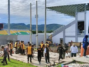 Sisa Material Renovasi Stadion GBH Dibersihkan Jelang Laga PSM Vs Persebaya Sisa Material Renovasi Stadion GBH Dibersihkan Jelang Laga PSM Vs Persebaya