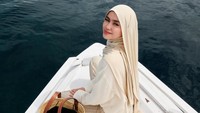 Influencer Hijab Sashfir Ungkap Rahasia Tampil Hits Tanpa Asal Ikut Tren