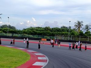 Sirkuit Mandalika Jadi Tempat Ngabuburit Warga Sekitar