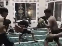 Viral 6 Remaja Bikin Konten Main Tinju dan Gitar dalam Masjid