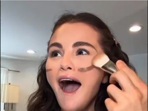 Saat Benny Blanco Makeup Wajah Selena Gomez, Hasilnya Bikin Ketawa