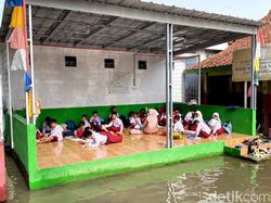 Terdampak Banjir, Siswa SDN 216 Sondariah Belajar di Pelataran Sekolah