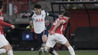 Son Heung-min total sudah tidak bikin gol dari lima laga terakhir di seluruh kompetisi. Terbaru hadapi AZ Alkmaar pada leg pertama babak 16 besar Liga Europa, Tottenham kalah 0-1 dan Son bahkan nggak catatkan shots on target (AP)