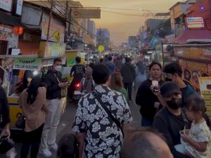 Ngabuburit di Trate Takjil Market Gresik, Ada Apa Aja?