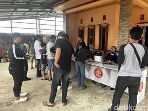 Ramai Penukaran Tiket PSM Vs Persebaya Jelang Laga di Stadion BJ Habibie Ramai Penukaran Tiket PSM Vs Persebaya Jelang Laga di Stadion BJ Habibie