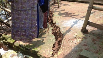 Tanah Bergerak 200 Meter di Klapanunggal Bogor, 17 Jiwa Terancam