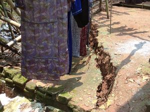 Tanah Bergerak 200 Meter di Klapanunggal Bogor, 17 Jiwa Terancam Tanah Bergerak 200 Meter di Klapanunggal Bogor, 17 Jiwa Terancam
