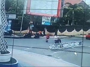 Detik-detik Wanita Bakar Motor Polisi di Labuhanbatu Detik-detik Wanita Bakar Motor Polisi di Labuhanbatu