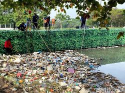 Sampah Kotori Sungai Cinambo Baru-2 Kelurahan di Gedebage Kebanjiran