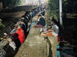 Viral Salat Tarawih Dapat Amplop Uang di Malang, Jemaah Membeludak