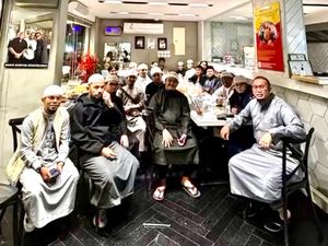 Andre Rosiade Serahkan Bantuan Rp 120 Juta ke Mahasiswa Sumbar di Madinah