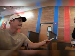 YouTuber Ini Beri Tip Rp 8 Juta Usai Prank Pelayan Resto