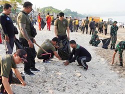 HUT Satpol PP dan Satlinmas, Ratusan ASN-Siswa Bersihkan Pantai Kedonganan