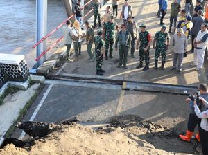 Penampakan Jembatan Penghubung Desa di Sukabumi Putus Diterjang Banjir