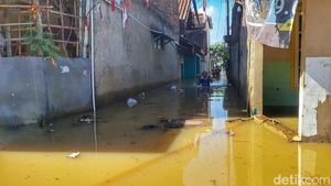 Ragam Cara Warga Menembus Genangan Banjir Dayeuhkolot Bandung