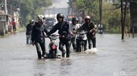 Banyak Motor Mogok gegara Nekat Terjang Banjir di Sapan Bandung
