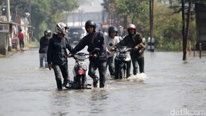 Banyak Motor Mogok gegara Nekat Terjang Banjir di Sapan Bandung